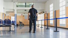 Un guardia de seguridad.