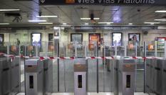 Vista de los usuarios en la estación de cercanías de Renfe de Plaça Catalunya, este domingo en que ha habido se ha suspendido el servicio debido a las incidencias ocurridas en Rodalies a raíz de un nuevo robo de cobre.