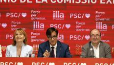El candidato a la Generalitat por el PSC, Salvador Illa (c), el presidente del PSC, Miquel Iceta (d), y la vicesecretaria primera, Lüisa Moret (i), durante la reunión de la comisión ejecutiva del PSC, este lunes.