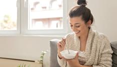Una mujer con un bol.