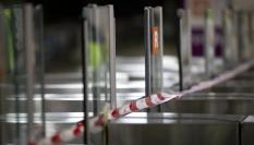 Vista de los usuarios en la estación de cercanías de Renfe de Plaça Catalunya, este domingo en que ha habido se ha suspendido el servicio debido a las incidencias ocurridas en Rodalies a raíz de un nuevo robo de cobre.