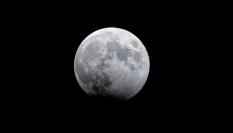 Fotografía de la Luna en un momento inicial de un eclipse