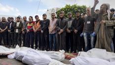 Funeral en Palestina tras los bombardeos sobre el campo de Al Nuseirat, en el centro del enclave.