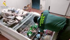 Inspección de agentes de la Guardia Civil en el establecimiento de alimentación donde han intervenido productos caducados en Las Palmas de Gran Canaria