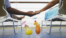 Una pareja tomando cócteles en un crucero.