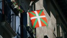 Bandera del País Vasco colgada de un balcón.