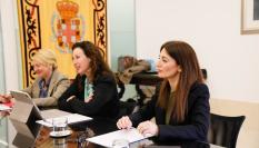 María del Mar Vázquez, en el centro, en una sesión en el Ayuntamiento