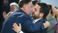 Oriol Junqueras abraza a Pere Aragonès en un mitin previo al 12-M