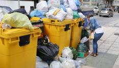 Basura apilada en contenedores