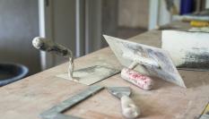 Imagen de archivo de herramientas en una obra.