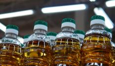Imagen de archivo de varias botellas de aceite de oliva.