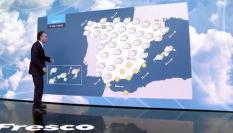 Roberto Brasero, dando el tiempo en el plató de Antena 3