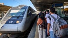 Turistas y lugareños en el andén de la estación de tren de Campanha, en Porto, cuando entra un convoy.