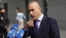 El expresidente de la Federación Española de Fútbol Luis Rubiales comparece en la Audiencia Nacional para que se le notifique formalmente la resolución que le envía a juicio por el beso no consentido a la jugadora Jenni Hermoso y las coacciones a las que habría sido sometida para justificarlo públicamente.