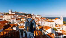 Imagen de archivo de un turista admirando las vistas en un mirador de Lisboa, Portugal.
