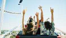 Imagen de archivo de una pareja disfrutando en una montaña rusa.