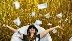 Una persona lanzando billetes