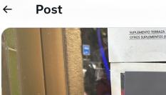 El cartel colocado en la puerta de un bar