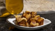 Torreznos acompañados de una cerveza.