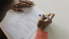 Un alumno haciendo un examen.