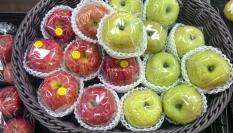 Imagen de archivo de manzanas envueltas en plástico.