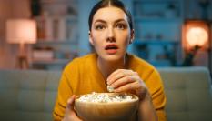 Mujer comiendo palomitas