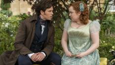 Un fotograma de la tercera temporada de 'Los Bridgerton', con Nicola Coughlan y Luke Newton.