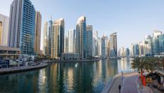 Vista de los rascacielos junto al canal del Paseo de la Marina de Dubai.