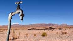 Imagen de un grifo goteando en una zona árida.