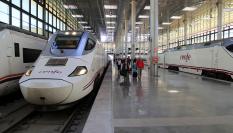 Un tren de Renfe parado en el andén de la estación de Cádiz.