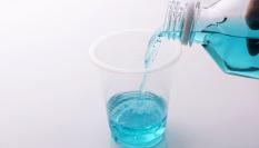 Imagen de archivo de un enjuague bucal.