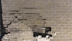 Imagen de archivo de una pared de ladrillos rota.