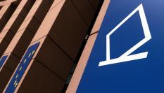 Imagen del logotipo que indica las elecciones europeas del 9J, en una de las estancias del Parlamento Europeo (Estrasburgo, Francia).