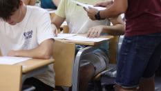 Jóvenes examinándose de la EvAU en Madrid.