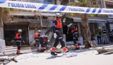 Bomberos trabajan en las labores de rescate después del derrumbe de la terraza de un restaurante de la Playa de Palma, este viernes. El accidente se produjo ayer, jueves y causó 4 muertos y 16 heridos. La zona está acordonada y vigilada por la Policía y prosiguen los trabajos por parte de los bomberos de Palma.