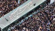 Fotografía proporcionada por la presidencia iraní de la muchedumbre que ha acudido al funeral del difunto presidente Ebrahim Raisí, en Mashhad.