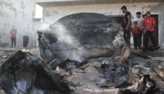 Habitantes de Rafah observan los restos de un barco impactado por misiles israelíes