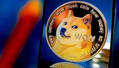Imagen de archivo de una moneda Dogecoin.