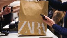 Clientes pagando en una tienda de Zara, del grupo Inditex.