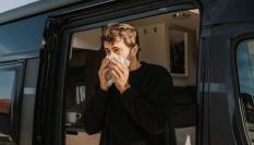 Hombre estornudando por la alergia