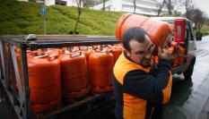 Un trabajador carga una bombona de butano sobre su hombro