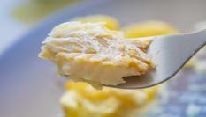 Imagen de archivo de un trozo de pescado en un tenedor.