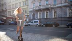 Imagen de archivo de una mujer sobre un patinete eléctrico.