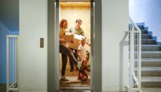 Familia entrando en ascensor