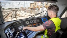 Un maquinista, sentado a los mandos de un tren en España.