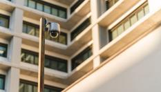 Camara de seguridad en un edificio residencial.