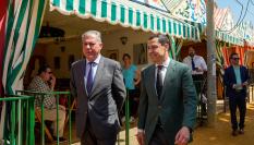 El regidor hispalense, Jose Luis Sanz, junto al presidente de la Junta de Andalucía, Juan Manuel Moreno Bonilla, en una imagen de archivo paseando por la Feria de Sevilla.