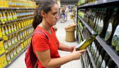 Una clienta, interesada en el contenido nutricional del aceite de oliva virgen extra.