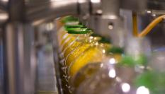 Imagen de archivo de envasado de aceite de oliva.