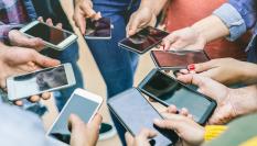 Imagen de archivo de un grupo de adolescentes con sus teléfonos móviles.